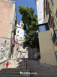 La iglesia de São Cristóvão vista desde abajo